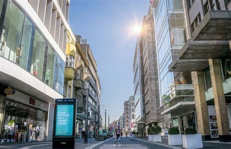 Luxury Shopping Düsseldorf (18 Stores): Burberry  .